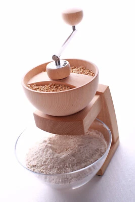 Kornkraft Handmühle Getreidemühle Mia Mola mit hochwertiger Glasschale - Bild 1 von 4