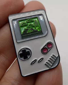 Spilla smaltata WIZARD PINS vintage retrò Nintendo Game Boy sistema grigio 1,25"L usata in ottime condizioni - Foto 1 di 5