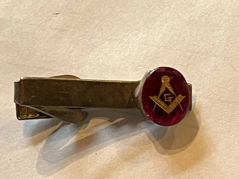 Cierre de clip de barra de corbata vintage de acrílico rojo símbolo masónico en tono plateado Foto 1 de 3