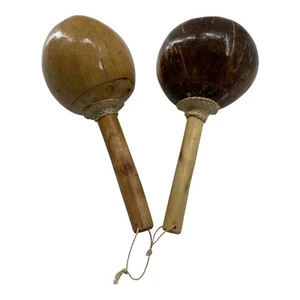 Set aus zwei Guam USA handgefertigten Kokosnussstreuern Maracas 9,5 Zoll hoch - Bild 1 von 5