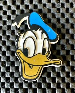 DONALD DUCK RAISED RUBBER SOUVENIR MAGNET WALT DISNEY 1 1/2" X 2 1/4" NOS - Imagen 1 de 2