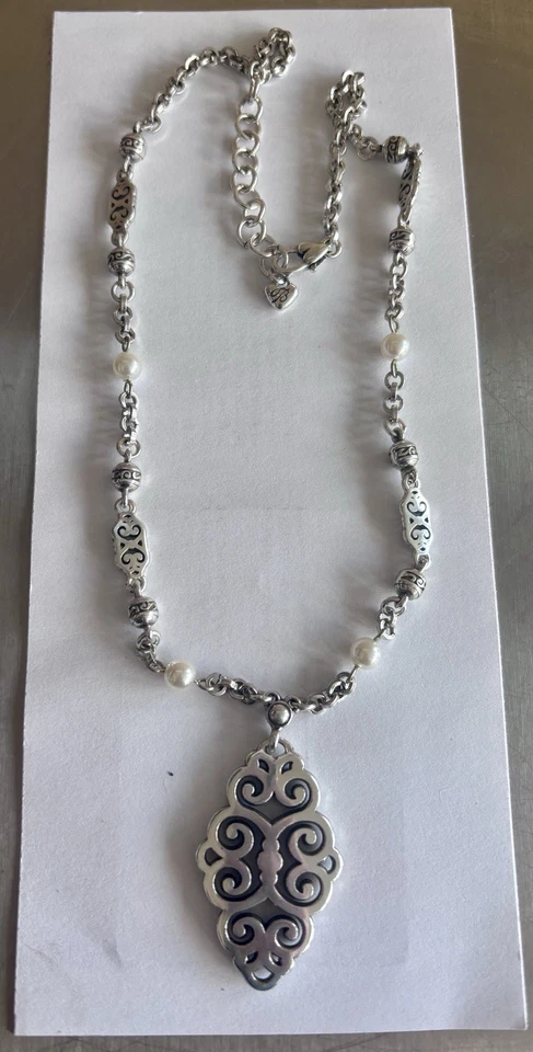 Collar colgante Brighton Geneva enchapado en plata con cuentas de perlas de imitación  Foto 1 de 4