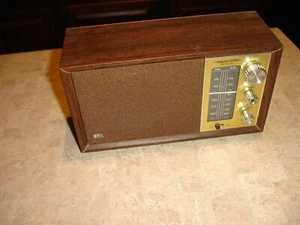 REALISTIC MTA-8 - AM FM RADIO VTG WALNUT VENEER TABLETOP - Picture 1 of 2