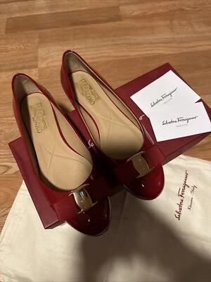 Auténticos planos de ballet Salvatore Ferragamo rojos charol Varina talla 7,5B Foto 1 de 4