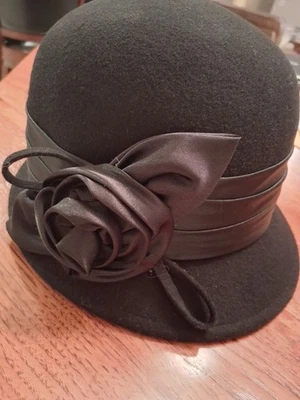 Sombrero de mujer negro Cloche acento floral satinado estilo vintage de Angela & William Foto 1 de 4
