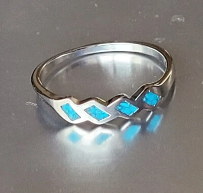 Anillo con incrustación de virutas de turquesa genuina enchapado en plata Southwest 4 cuadrados anillo de banda Foto 1 de 4