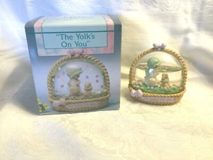 Bola de agua de Pascua 1991 Enesco Precious Moments "The Yolk's On You" caja original - Imagen 1 de 6