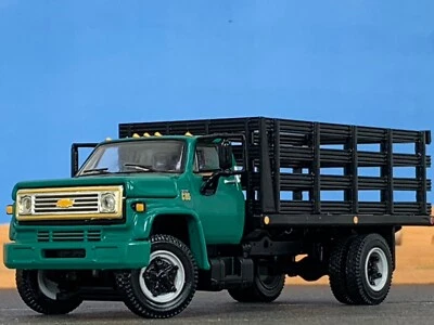 1/64 DCP GREEN CHEVY C-65 SINGLE AXLE STAKE BED - Image 1 of 4