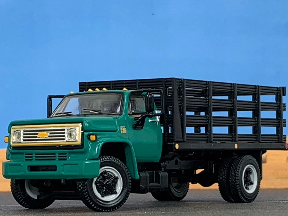 1/64 DCP GREEN CHEVY C-65 SINGLE AXLE STAKE BED - Image 1 of 4