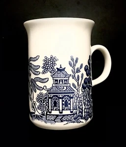 Vintage CHURCHILL Blue Willow Georgian Shape Ear Handle Mug England - Picture 1 of 3