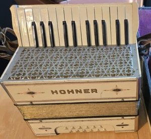 Vintage M Hohner Student accordion - Picture 1 of 7