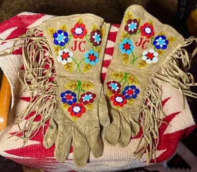 Guanteletes antiguos nativos americanos con cuentas, cuero curtido cerebral, usados en excelente estado, años 1890-1900 Foto 1 de 4