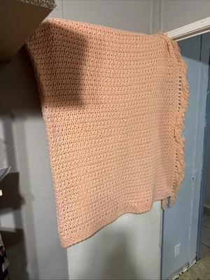 Винтажное афганское вязаное крючком одеяло ручной работы 48x60 дюймов персик с бахромой - Изображение 1 из 4