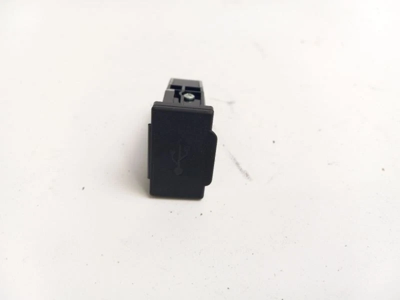 2011 MITSUBISHI LANCERMIT FRONT DASH USB PORT - Image 1 of 4