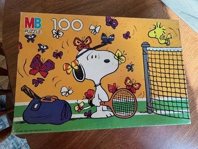 Rompecabezas de 100 piezas Peanuts Snoopy Juega Tenis, Woodstock Mariposas Nº 4382-1 '82 Foto 1 de 4