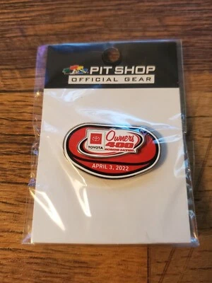 Prendedor de evento Toyota Owners 400 Richmond Raceway 2022 NASCAR Denny Hamlin Foto 1 de 2