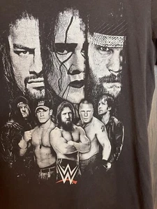 Tshirt originale ufficiale WWE Cena Lesnar Undertaker logo grafico nero uomo S - Foto 1 di 6