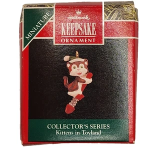 Hallmark Keepsake Ornamento Gatitos En Toyland Coleccionistas Serie #5 Navidad - Imagen 1 de 5