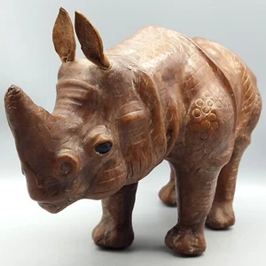 Estatuilla de rinoceronte envolvente de cuero ojos de vidrio con cuentas buenas proporciones de colección 13" - Imagen 1 de 14