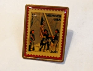2001 USPS 9/11 Firefighter Heroes con bandiera USA timbro smaltato spilla bavero bordo rosso - Foto 1 di 3