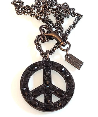 COLLAR MARCA COACH CON GRAN SIGNO DE PAZ DE METAL ARMADO PEDRERÍA NEGRA Foto 1 de 4