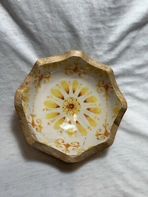 Cuenco de madera Pioneer Woman diseño amarillo  Foto 1 de 4