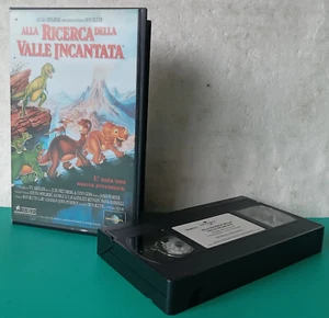 ALLA RICERCA DELLA VALLE INCANTATA (1988) VHS UNIVERSAL - 0446773 📼 - Foto 1 di 11