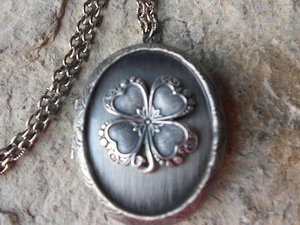 IRISH, SHAMROCK, FOUR LEAF CLOVER ANTIQUED SILVER LOCKET - QUALITY - Picture 1 of 4