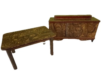 Antiguo aparador alemán miniatura para casa de muñecas 6 5/8” y mesa 5”, grano de madera sintética Foto 1 de 4