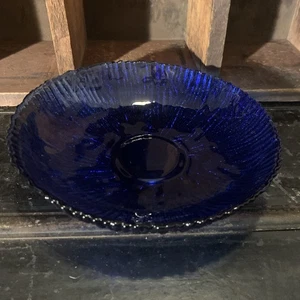 Bol central en verre bleu cobalt motif écorce d’arbre 9,5”L, 2,5”H - Photo 1/8