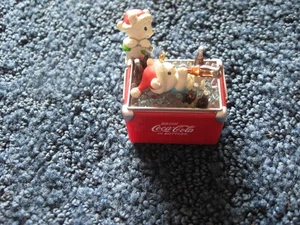Coca Cola - 1991 - Weihnachtsschmuck - Bären im Kühler - Kunststoff - 2"x1 1/2" x 2 1/2" - Bild 1 von 6
