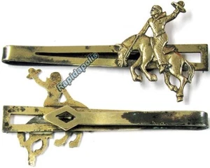 Rodeo vintage in ottone massiccio ~ cowboy su Bucking Bronco ~ cravatta o fermacravatta - Foto 1 di 7
