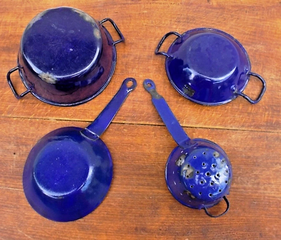 Dînette émaillée bleu blanc, ancienne, dite de petite fille,  4 pc. Mi XX° - Photo 1/4