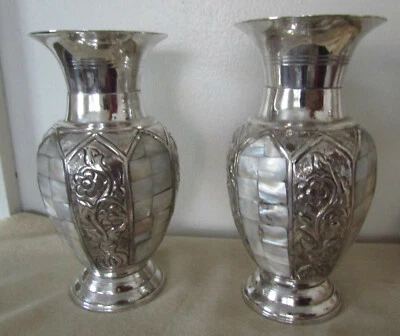 PAR de jarrones vintage de placa plateada con paneles incrustados de carcasa Foto 1 de 4