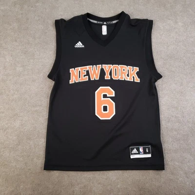 Camiseta deportiva Kristaps Porzingis New York Knicks para hombre pequeña negra baloncesto NBA Adidas Foto 1 de 4