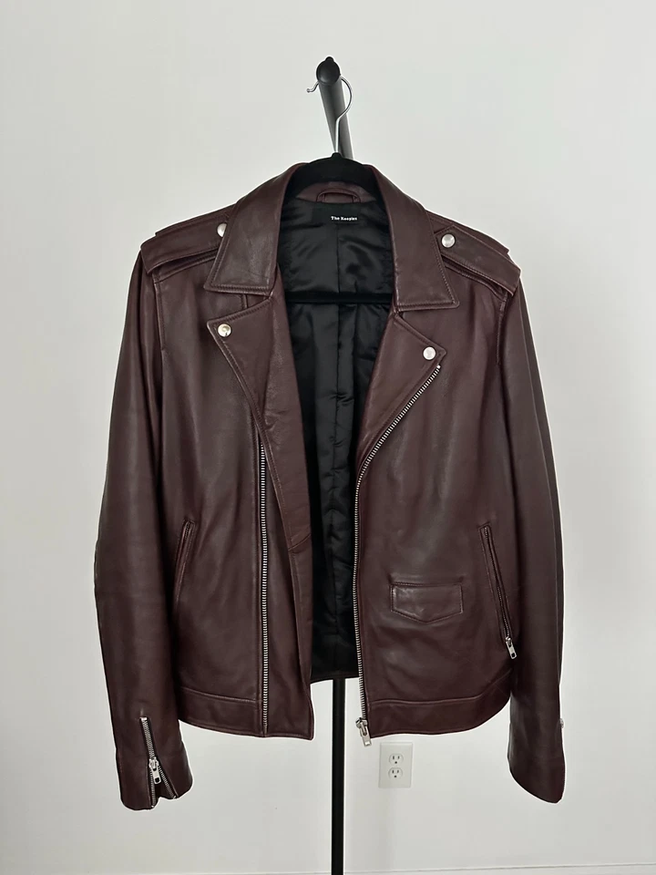 Chaqueta de cuero pequeña The Kooples para hombre motocicleta borgoña Foto 1 de 4
