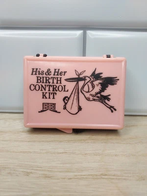 De Colección Mordaza Regalo Divertido Su Her Kit Anticonceptivo Baby Shower Cigüeña Corcho Pinza para Ropa  Foto 1 de 4