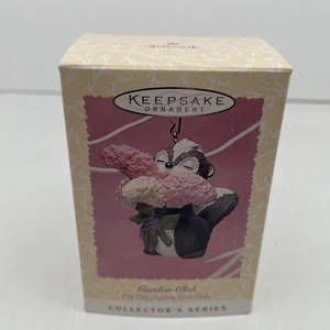 Hallmark Keepsake Ornamento de Pascua Garden Club Mofeta con Flores #2 Serie 1995  - Imagen 1 de 6