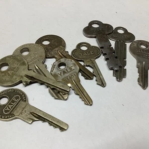 Lote de (9) llaves antiguas de Yale raras de colección p058 - Imagen 1 de 2
