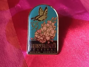 Pasador de solapa conmemorativo Macon GA 1993 flor de cerezo - Imagen 1 de 3