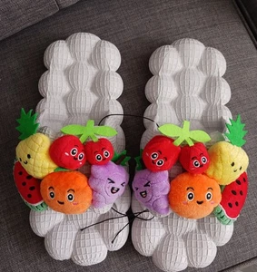 Plushie Fruits Puffy Slides Größe Damen 11,5/12 (EU 44-45), Neu ohne Karton, 12 Zoll lang  - Bild 1 von 6