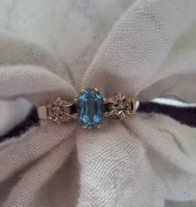 9ct Yellow Gold Blue Topaz & Diamond Three Stone Ring Size M Hallmarked - Picture 1 of 8