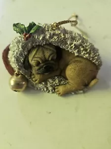 Danbury Mint Pugs And Kisses "Stocking Snooze" Ornament schlafend in Nikolausmütze - Bild 1 von 5