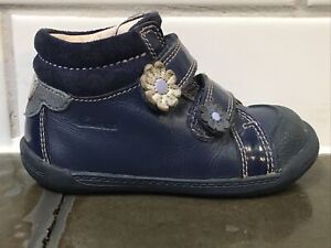 Toddler girl's Clarks shoes size 5, blue