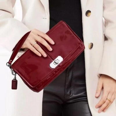 Cartera sin asas grande de charol Chelsea COACH 46261 Foto 1 de 4