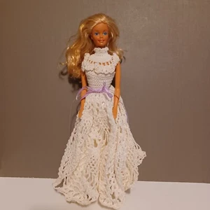 Vintage 1966 Barbie Puppe blonde Haare blaue Augen handgehäkelt Brautkleid - Bild 1 von 3