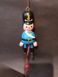 Adorno de oficial de policía vintage con brazos/piernas móviles y cuerda de tracción - Imagen 1 de 7
