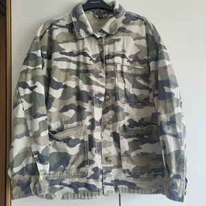 H&M Camouflage Shacket Size M - Picture 1 of 7
