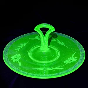 Vintage Urangrün Glas Geätzt Floral Leckerbissen Tablett Teller Gold Vergoldeter Rand LEUCHTET! - Bild 1 von 8