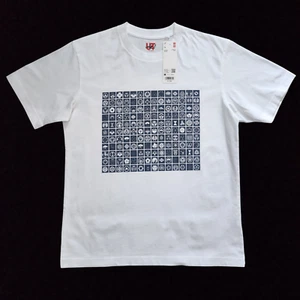 NWT Limited Edition UNIQLO UT Unisex Cotton T-Shirt Japan Family Crests Size M - Picture 1 of 5